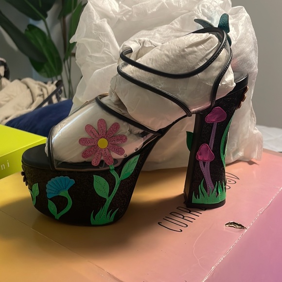 Garden Scene Heel - Picture 2 of 3